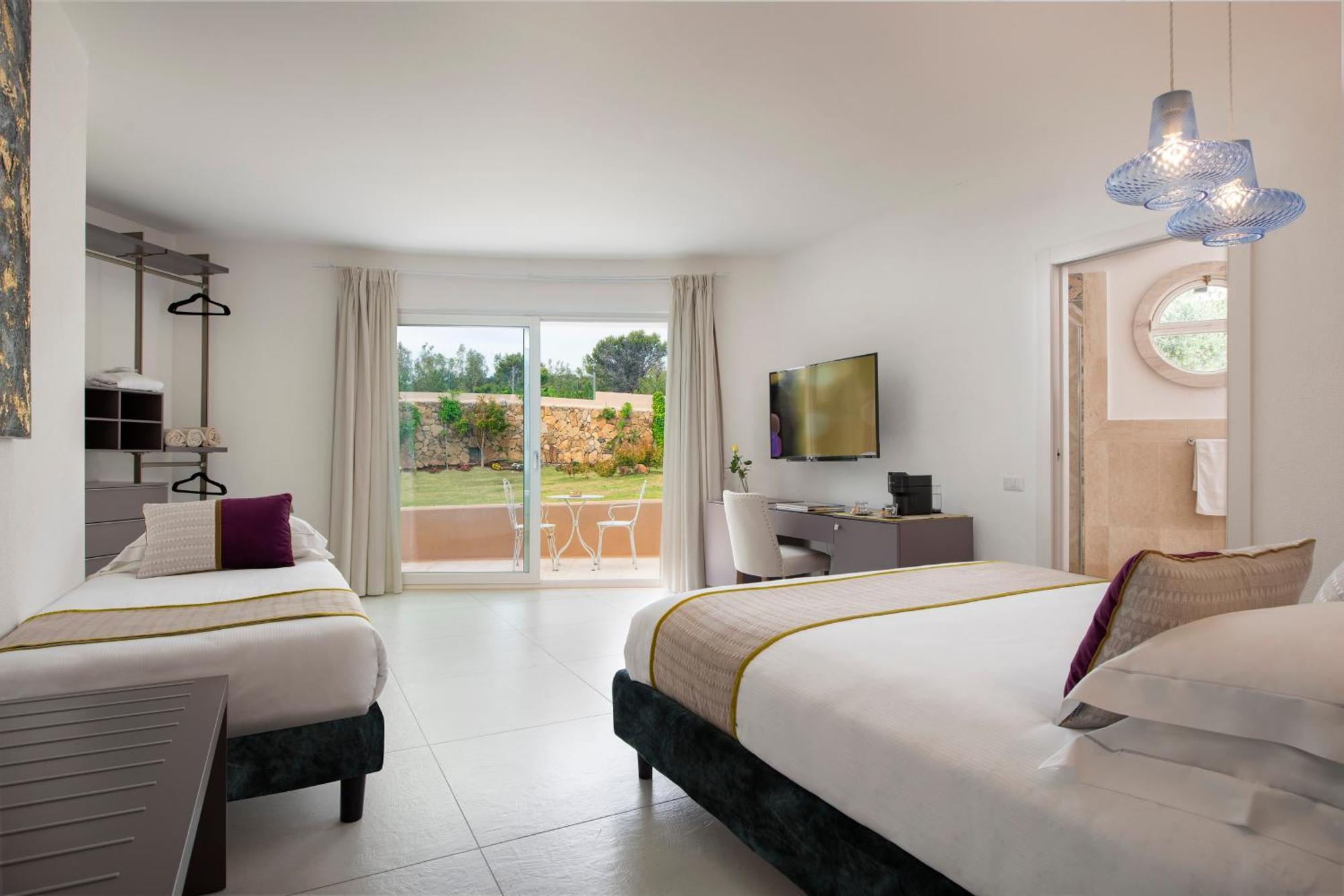 Zimmer mit Kingsize-Bett und Gartenblick.